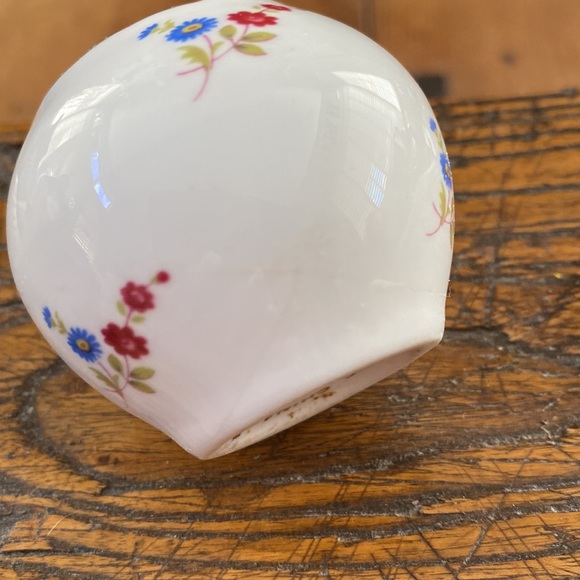 Vintage Cottage-core Grand Millennial salt & pepper shakers - Picture 6 of 6